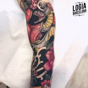 tatuaje-brazo-cobra-flores-logia-tattoo-stefano-giorgi 